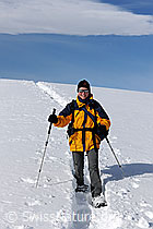 F083088: Schneeschuhläuferin auf Schneeschuhtour
