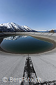 F083923: Ausgleichsbecken (Wasserkraft) mit Spiegelung der Berge im ruhigen Wasser