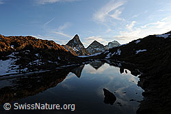 F093001: Spiegelung in kleinem Bergsee