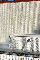 F095284: Wasserstrahl und fliessendes Wasser in einem Brunnen