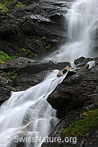 F098421: Felsen mit Wasserfall (Langzeitbelichtung).