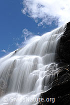 F098499: Langzeitbelichtung eines mächtigen Wasserfalls