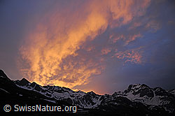 F108782: Morgenstimmung mit rot leuchtenden Wolken