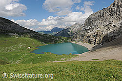 F110512: Schönwetterwolken über grüner Berglandschaft am Iffigsee