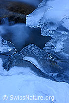 F136735: Kunstvolle Eisgebilde in Bergbach (Langzeitbelichtung)