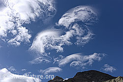 F147019: Wolkenhimmel mit speziell geformten Wolkenfetzen